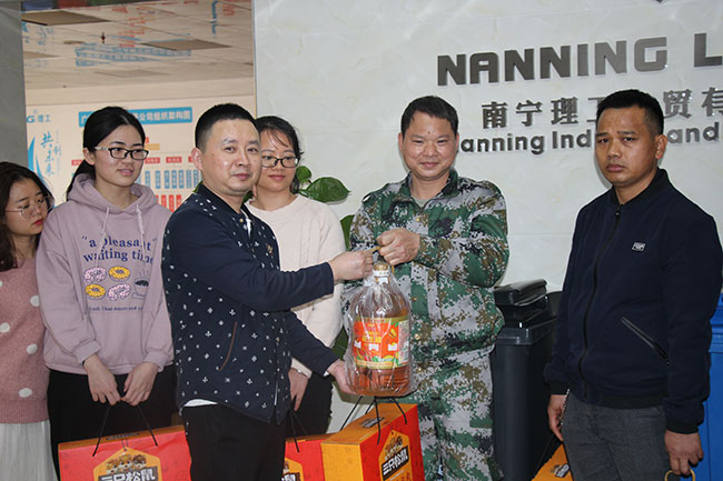 陳總給大家發放福利